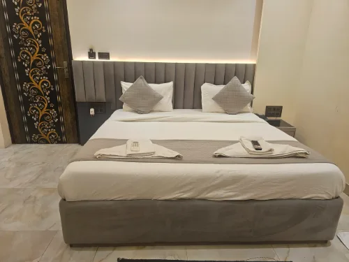 Deluxe Double Room — Deluxe King Bedroom at Hotel The Glass House