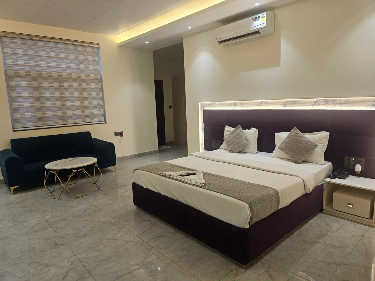 Suite — Suite King Bedroom with Sofa Cum-bed or Bath Tub at Hotel The Glass House